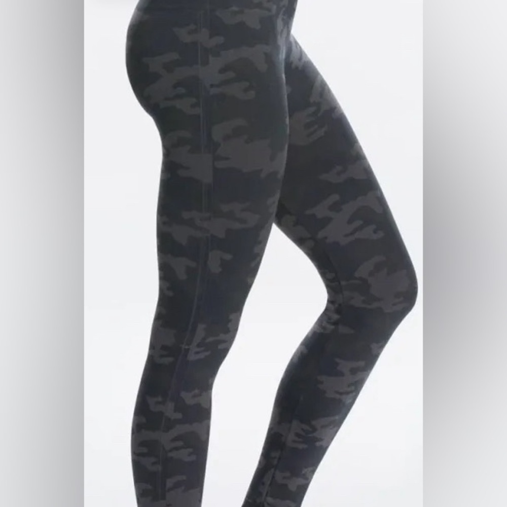 Spanx Look At Me Now Green Camo Leggings size M